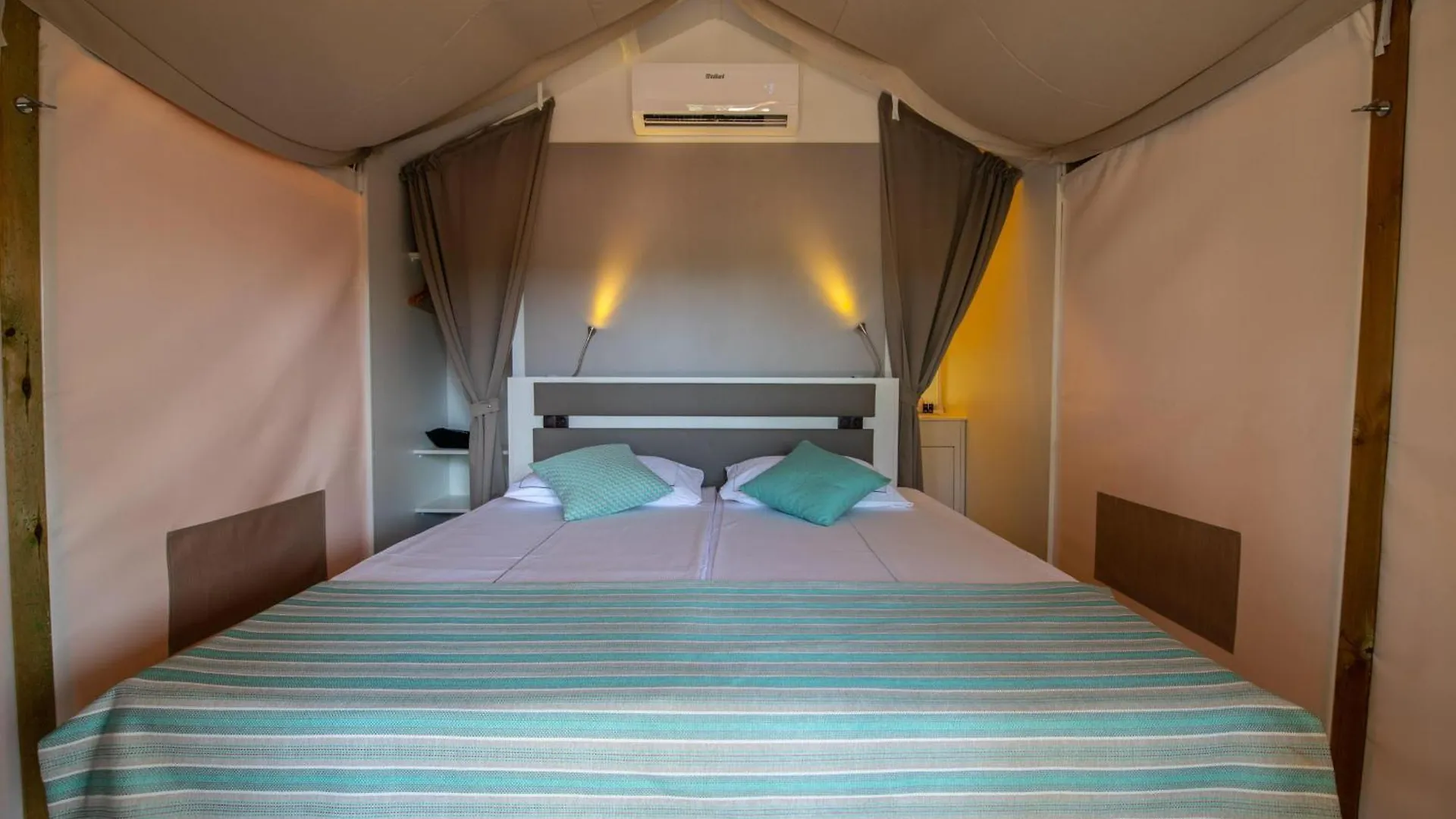 Arena One 99 Glamping Hotel Pula 4*,